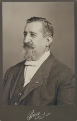 Büste von Leopold Methudy im Anzug, Weste und Fliege, nach links gedreht